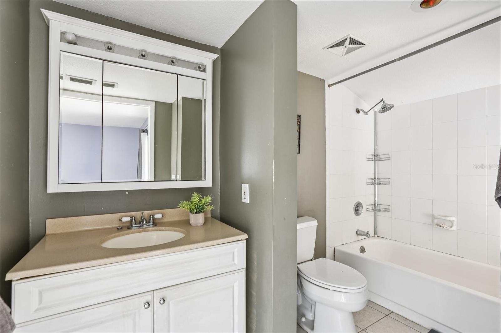6325 NEWTOWN CIR #25B2
