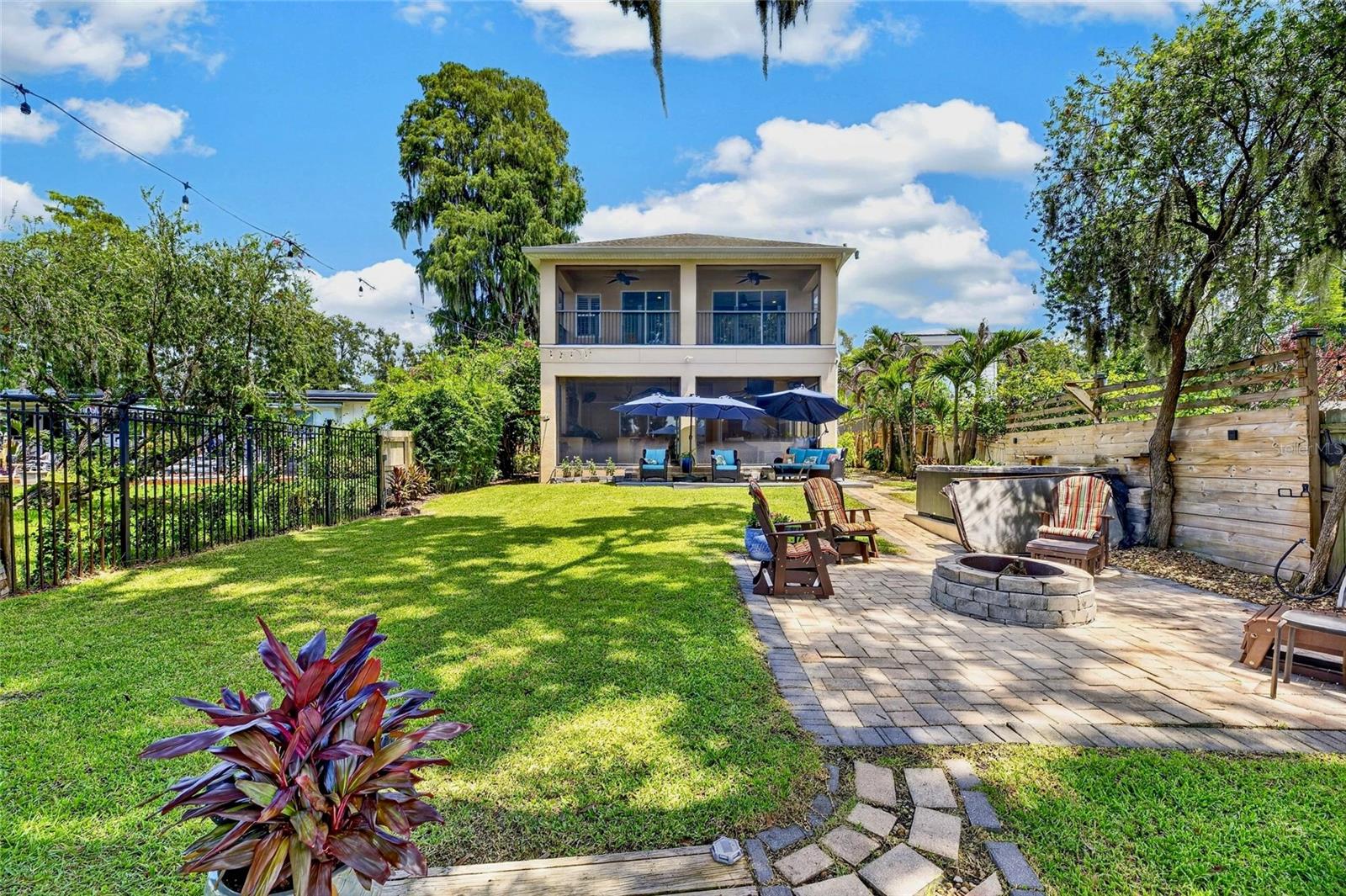 303 W CHAPMAN RD