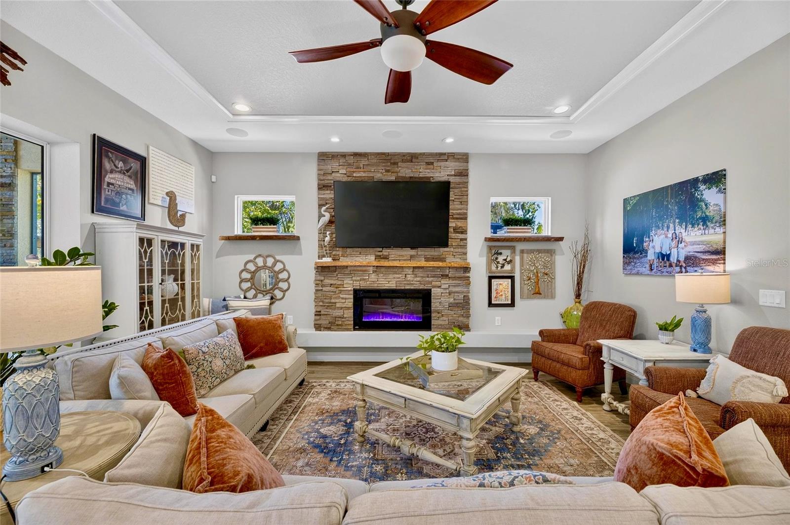 303 W CHAPMAN RD