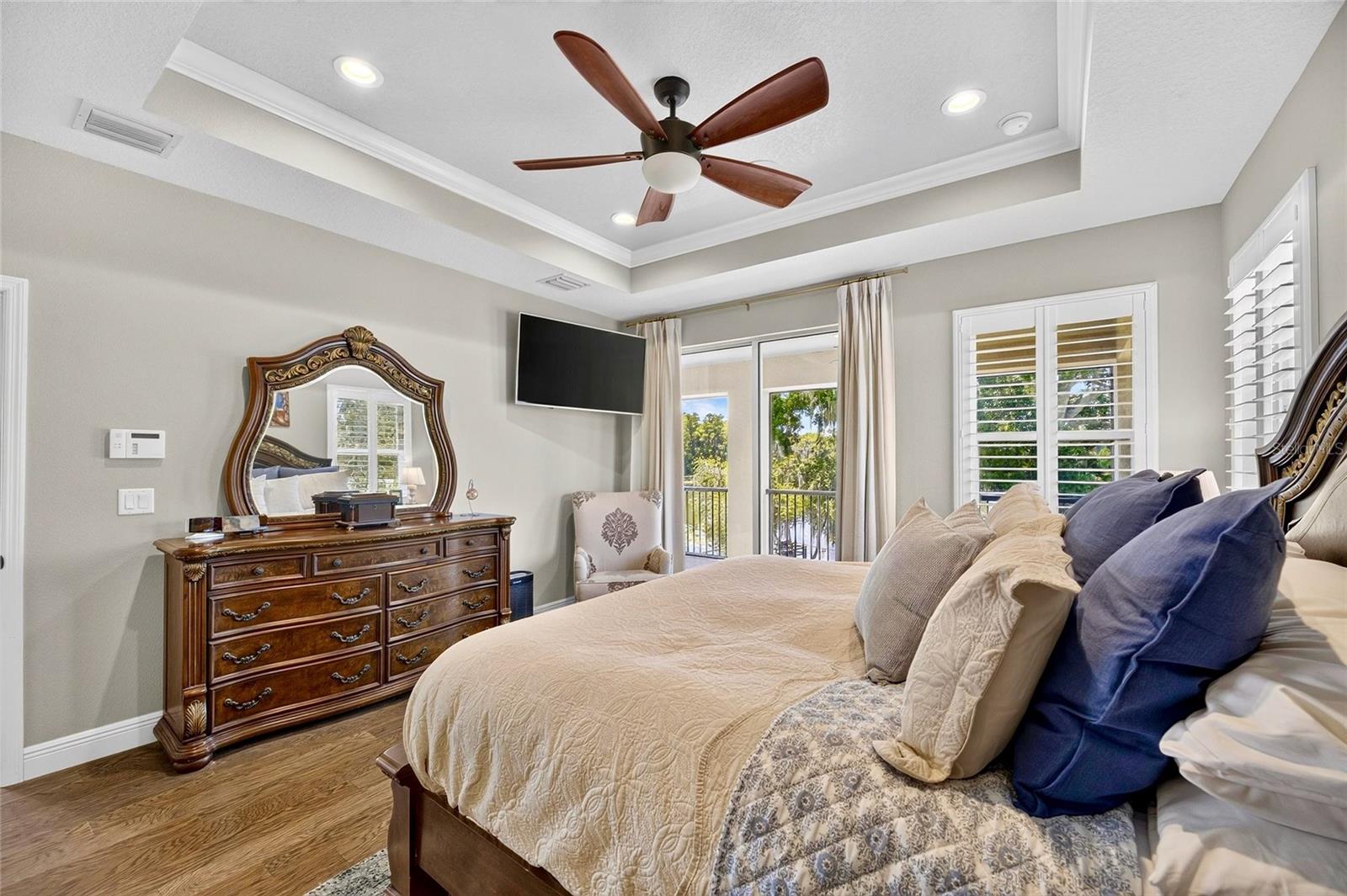 303 W CHAPMAN RD
