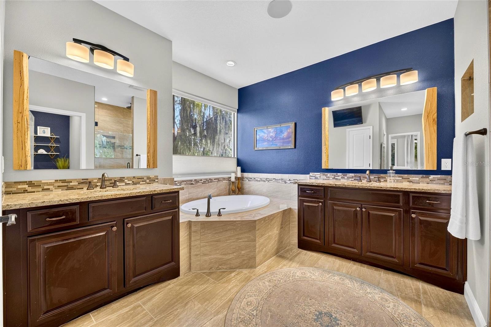 303 W CHAPMAN RD