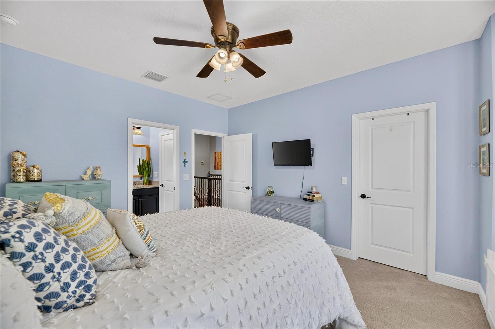 303 W CHAPMAN RD