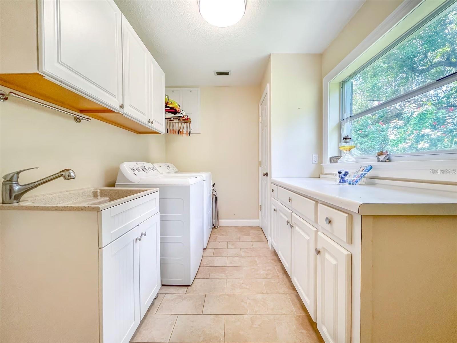 2102 W KYRA DR
