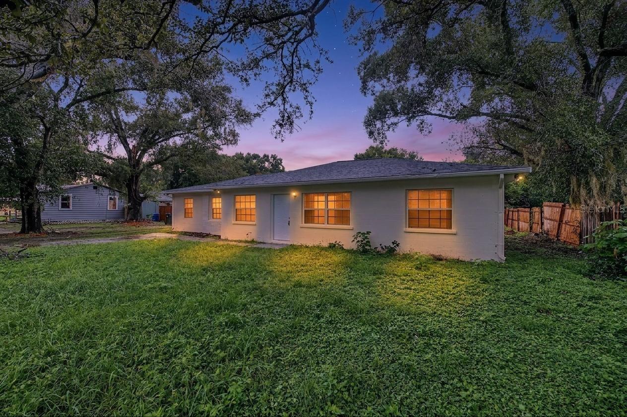 810 E 120th Ave, Tampa