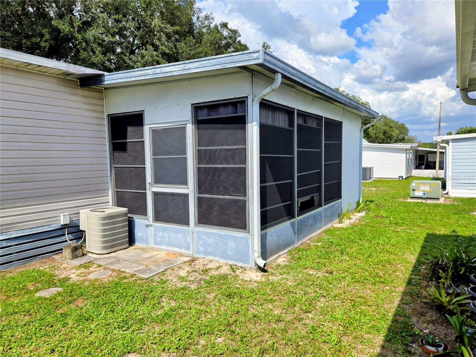 6336 WEALTHY LN