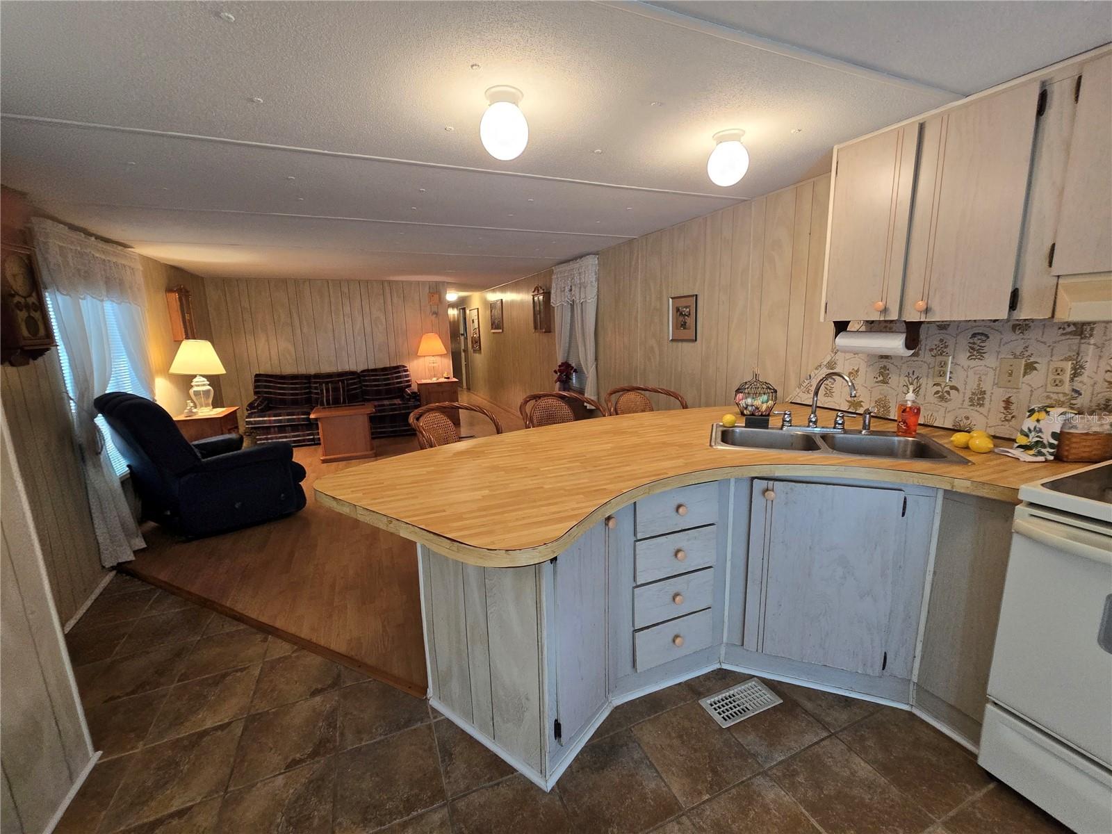 6336 WEALTHY LN