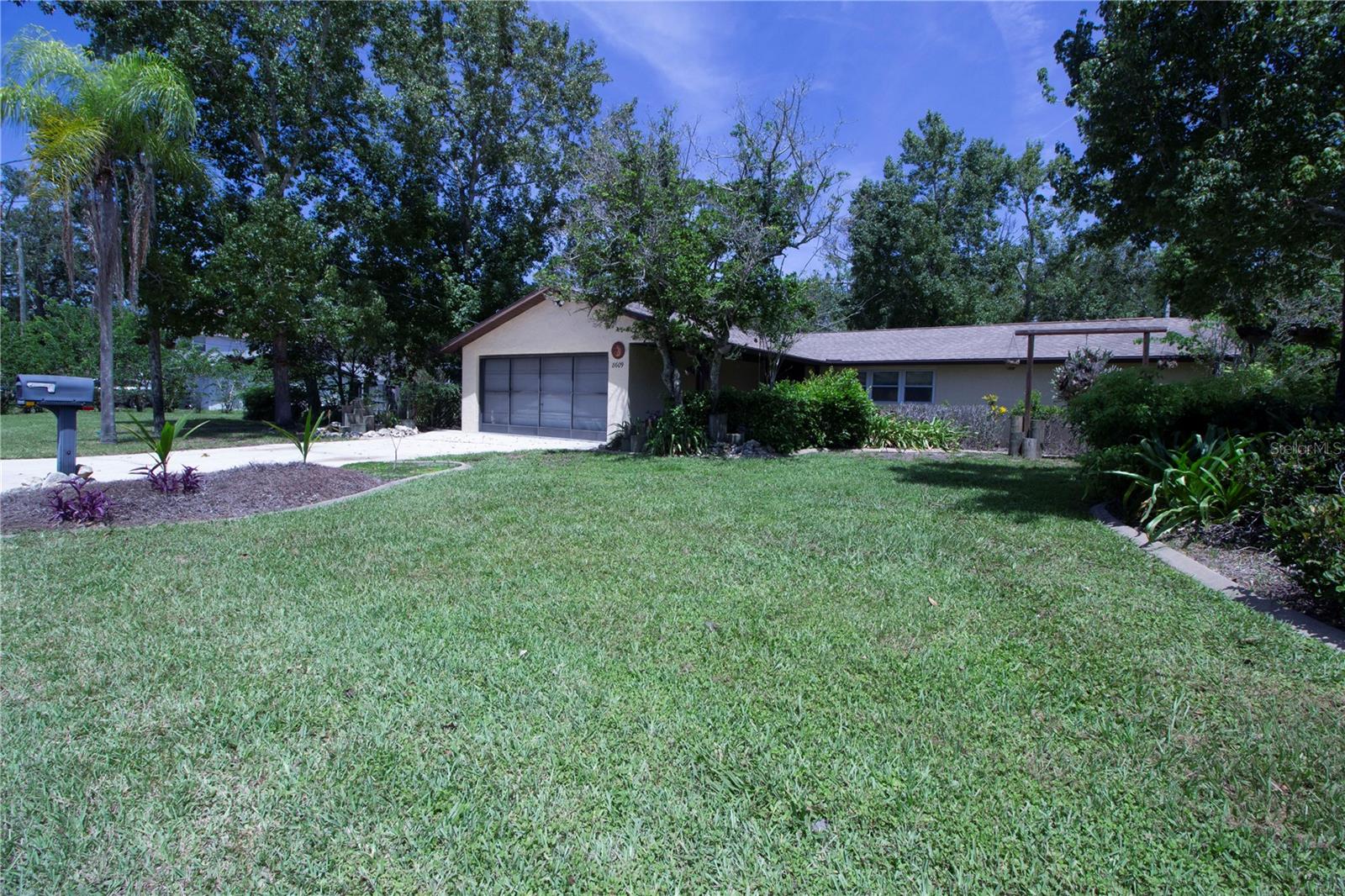 8609 HORIZON LN