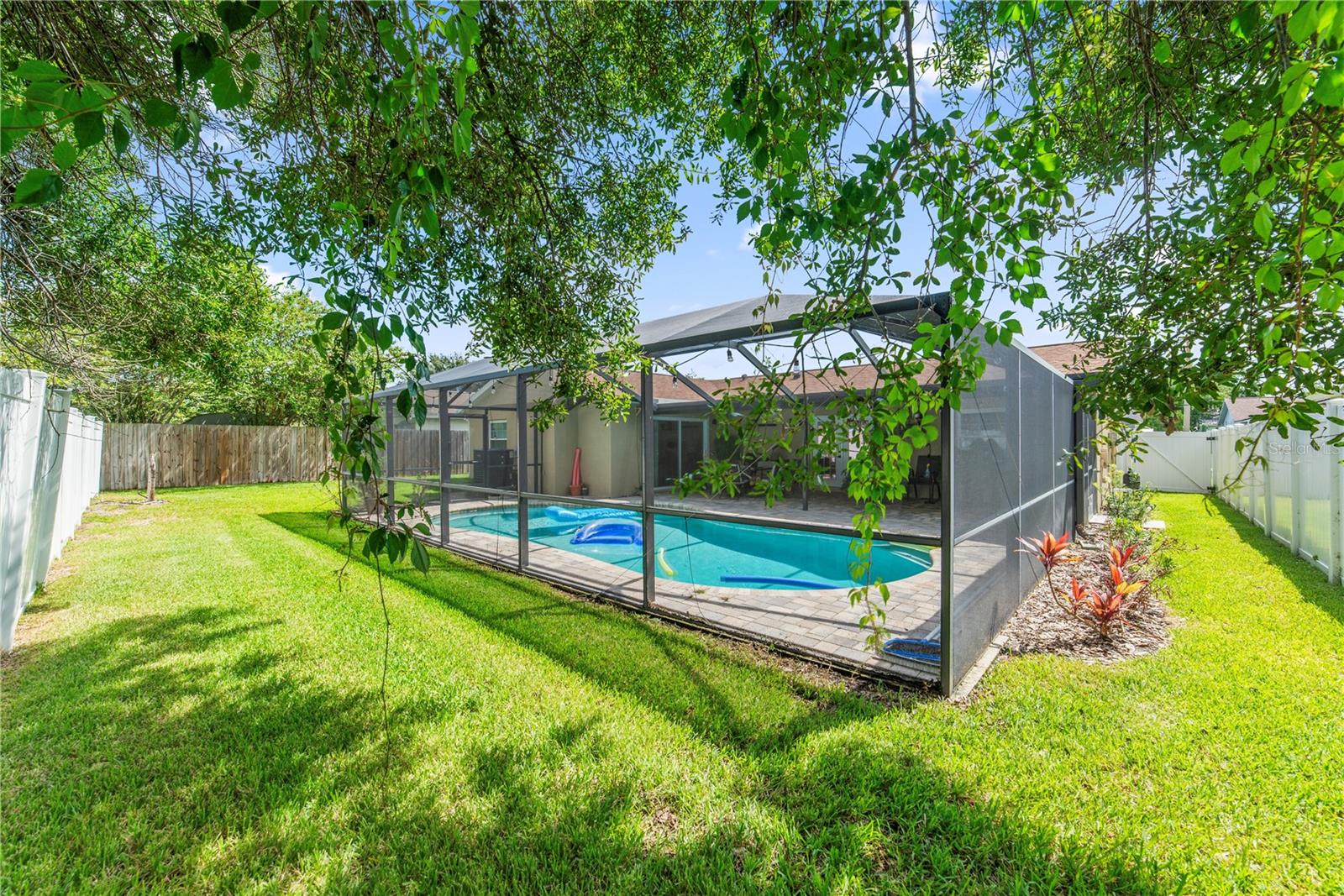 1003 RED OAK CIR