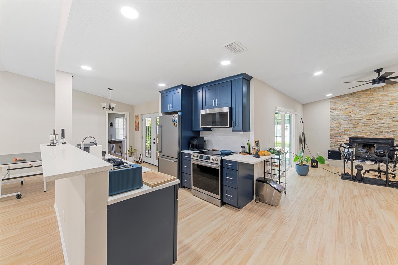 1003 RED OAK CIR