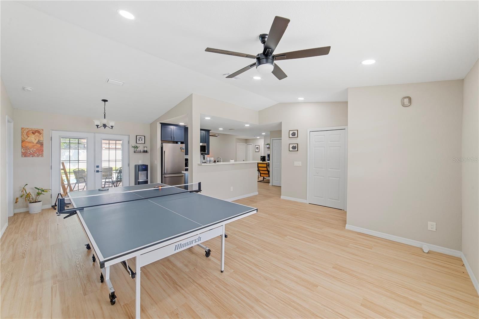 1003 RED OAK CIR