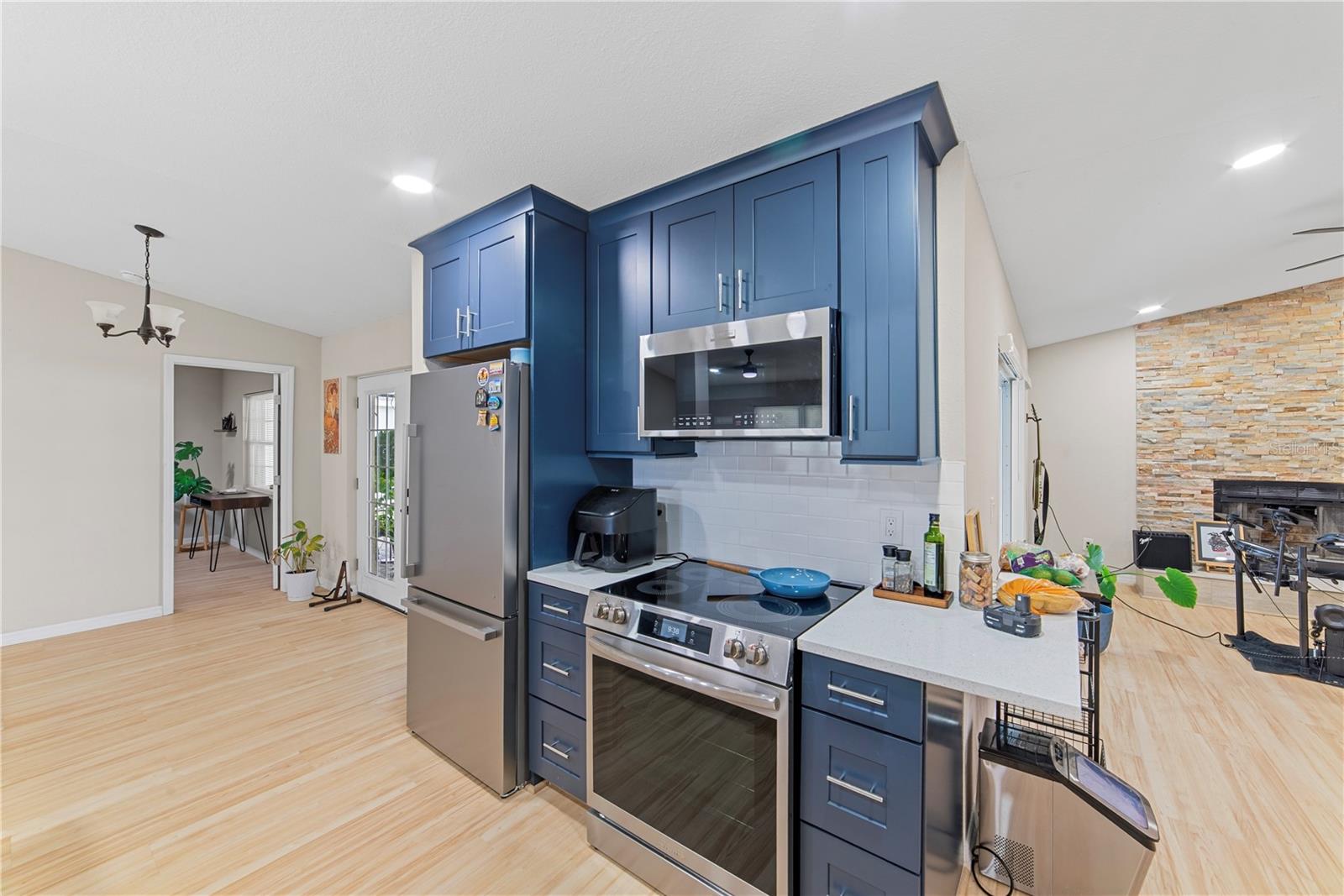 1003 RED OAK CIR