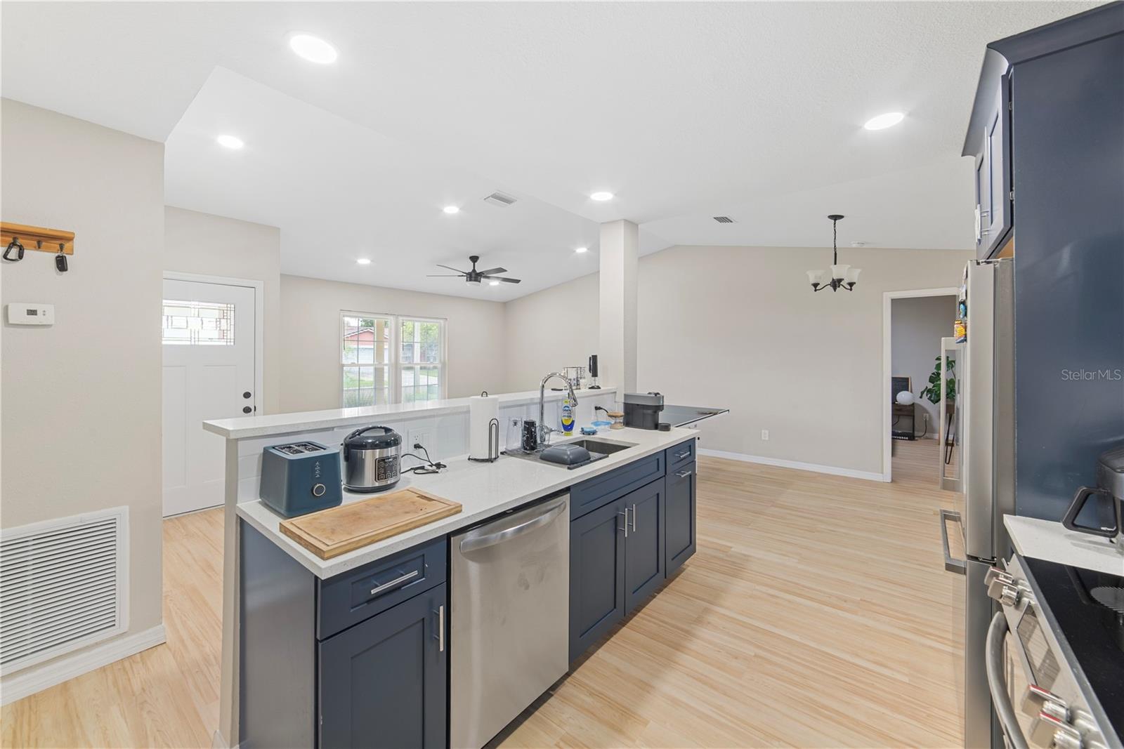1003 RED OAK CIR