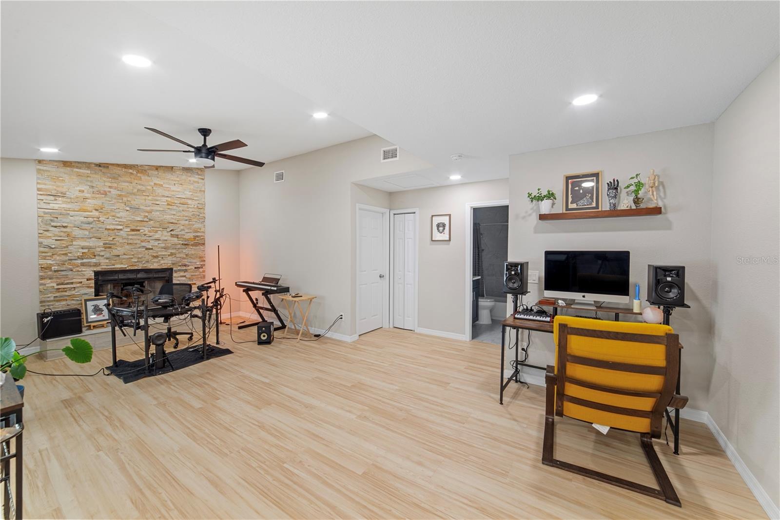1003 RED OAK CIR
