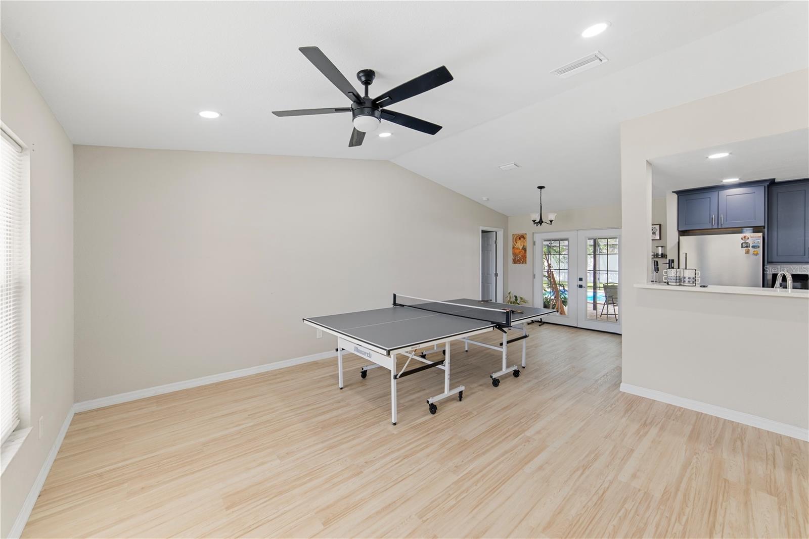 1003 RED OAK CIR