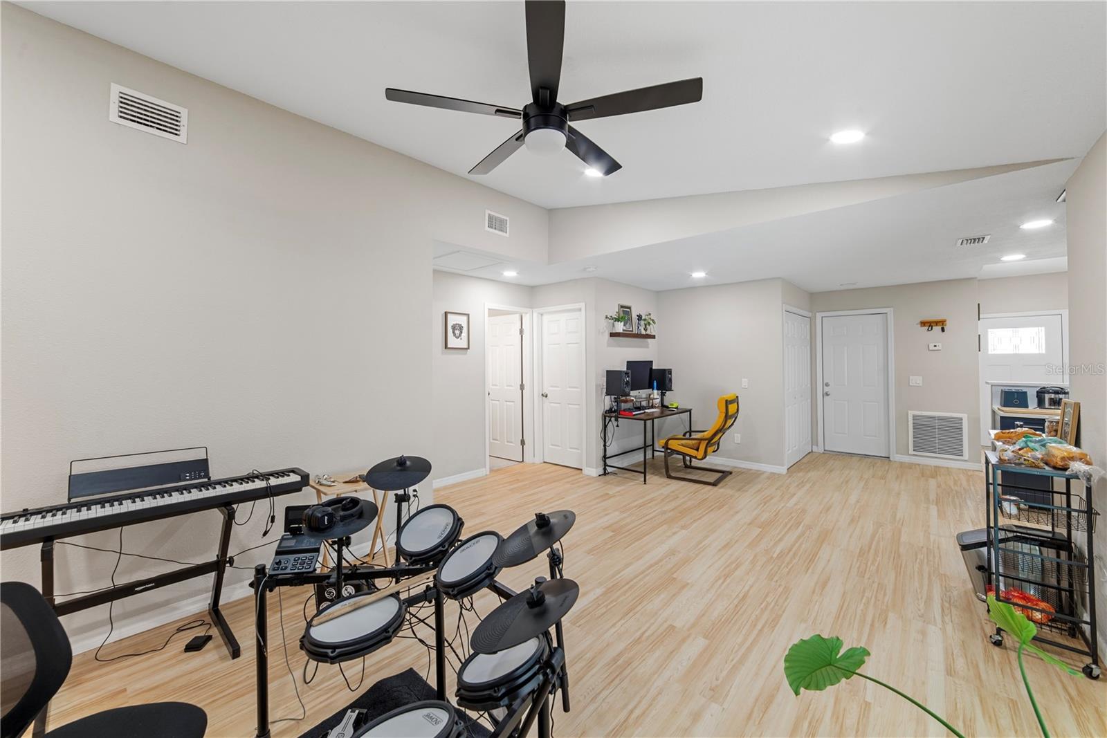 1003 RED OAK CIR