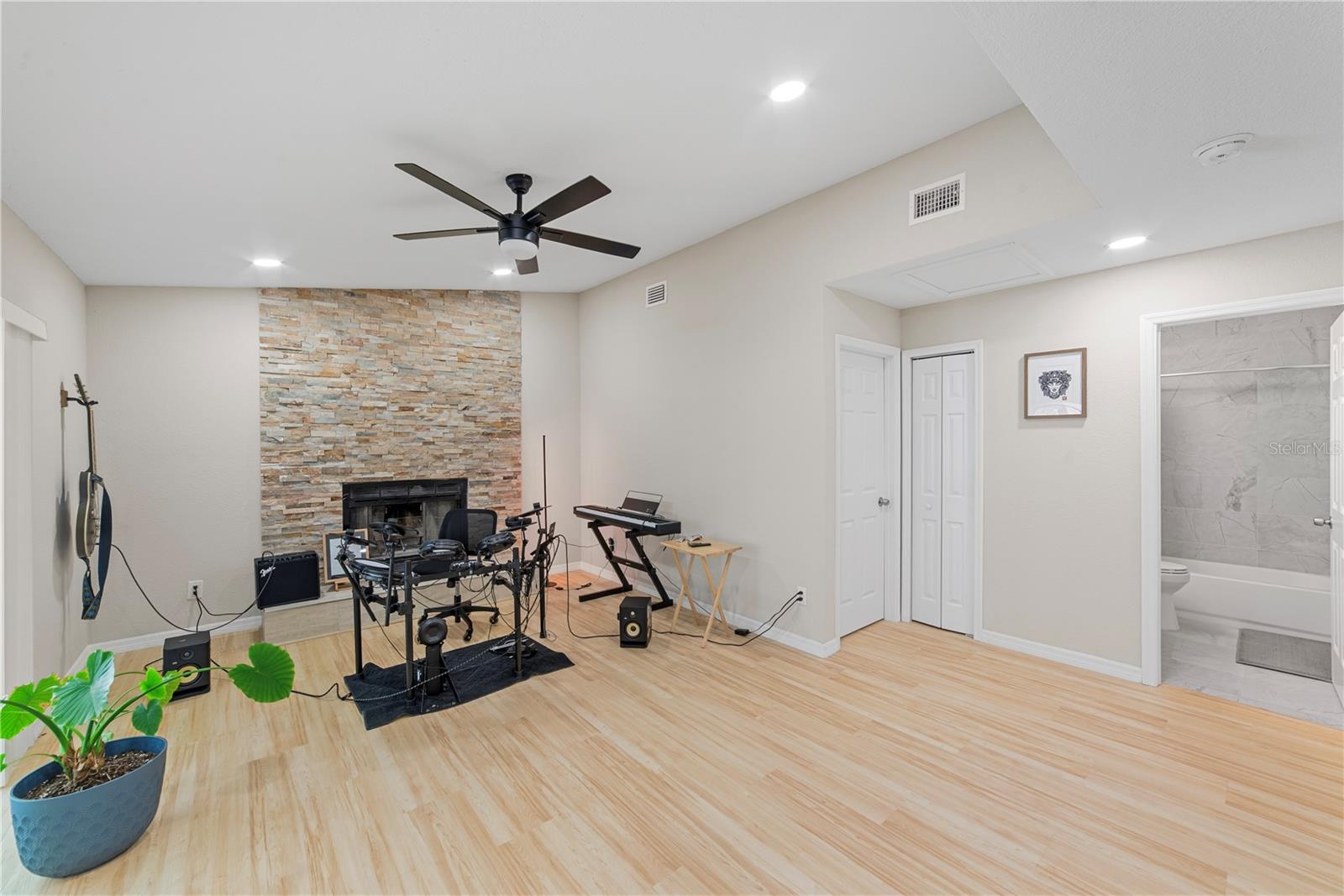 1003 RED OAK CIR