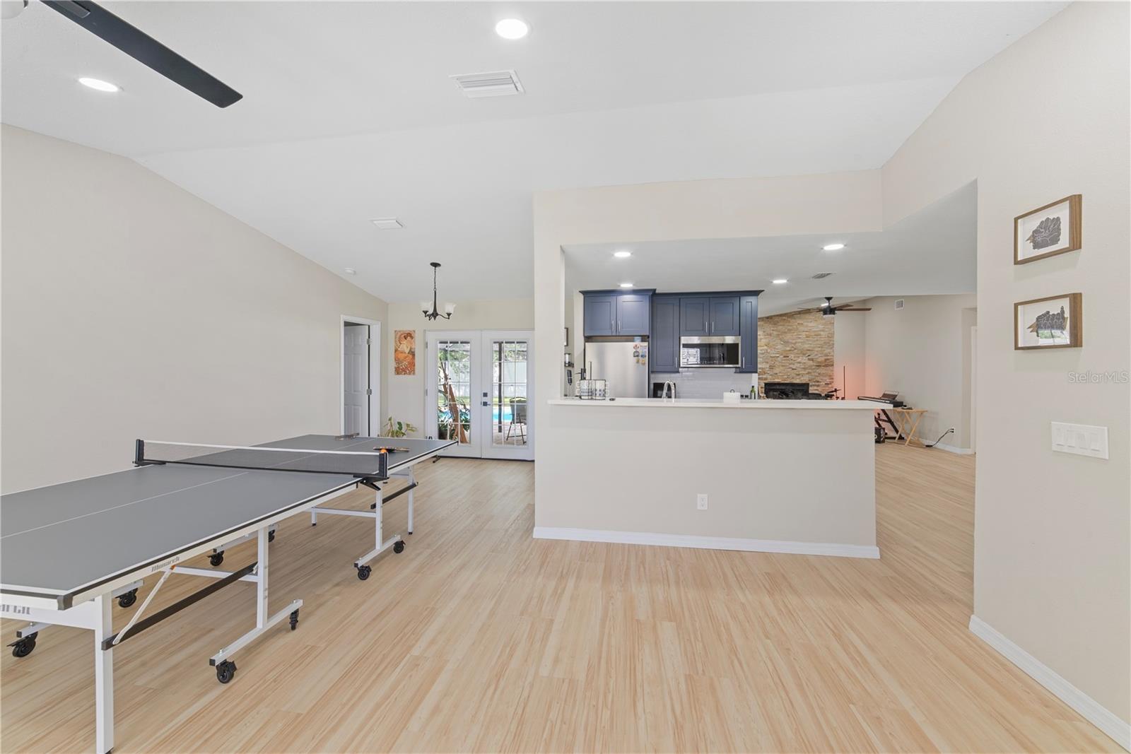 1003 RED OAK CIR