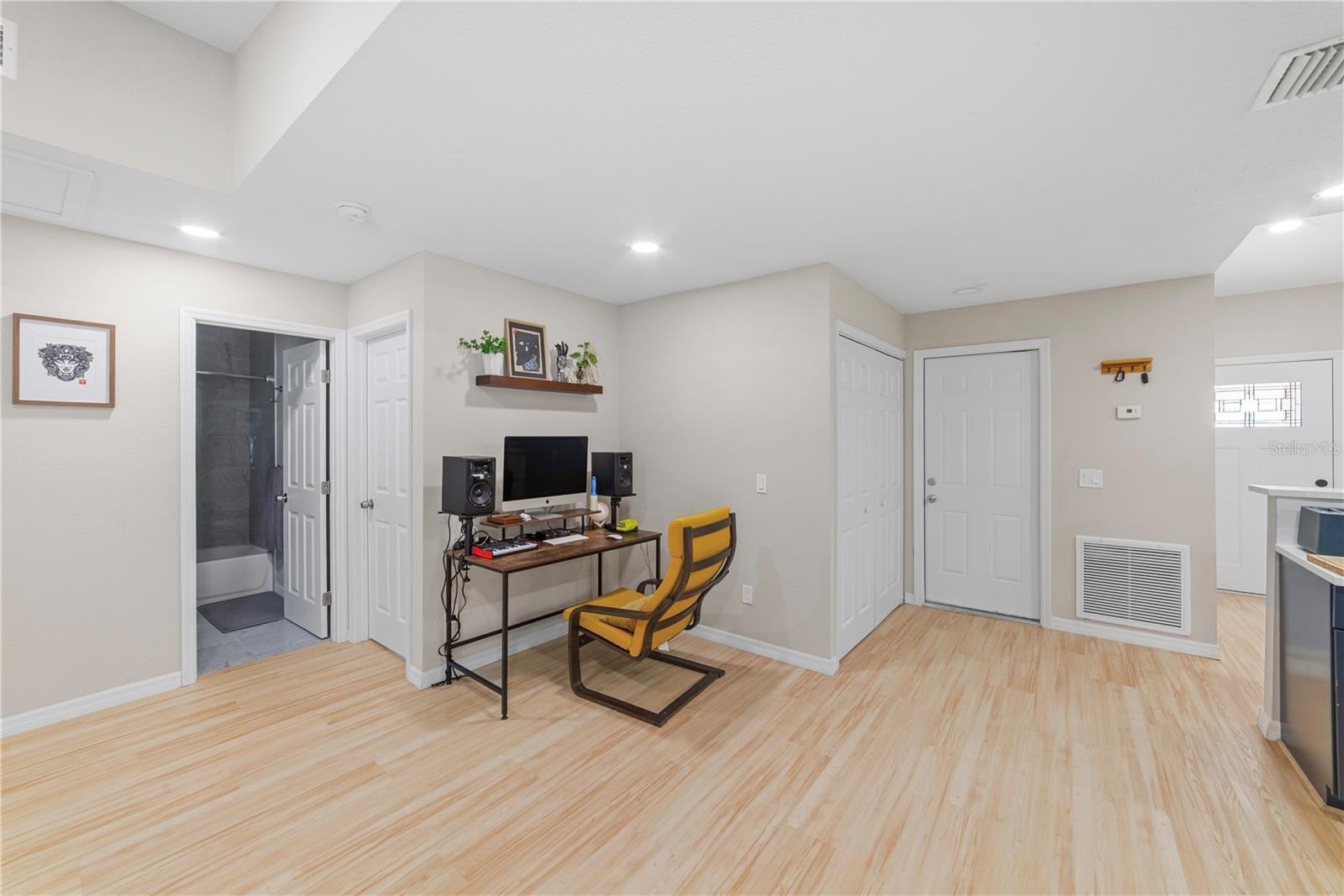 1003 RED OAK CIR