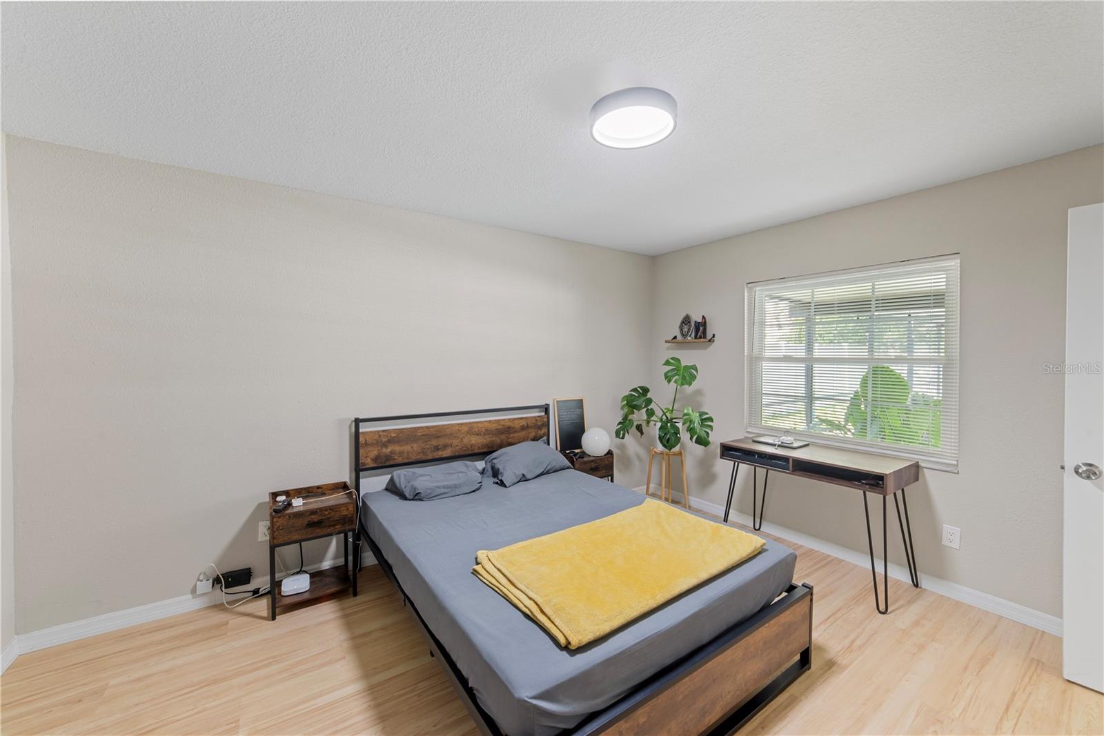 1003 RED OAK CIR