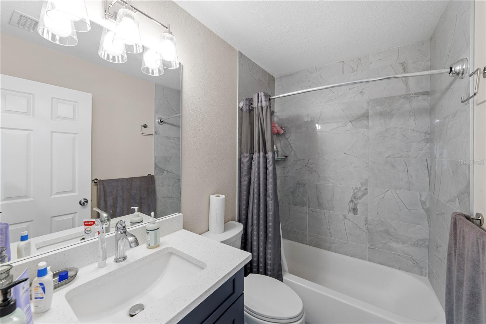 1003 RED OAK CIR