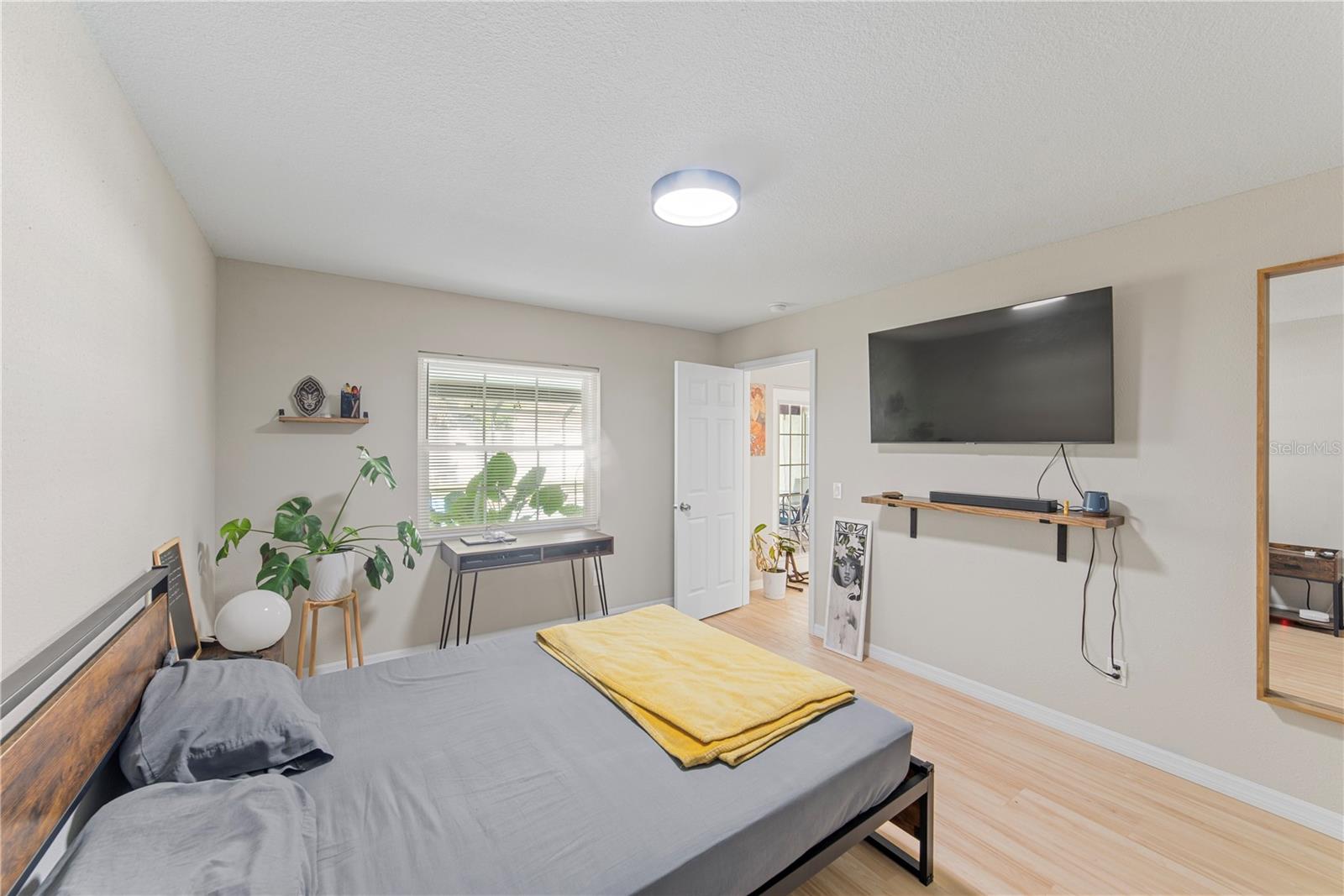 1003 RED OAK CIR