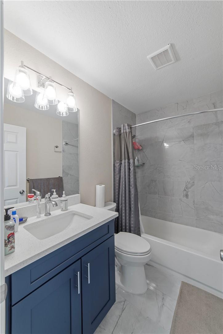 1003 RED OAK CIR