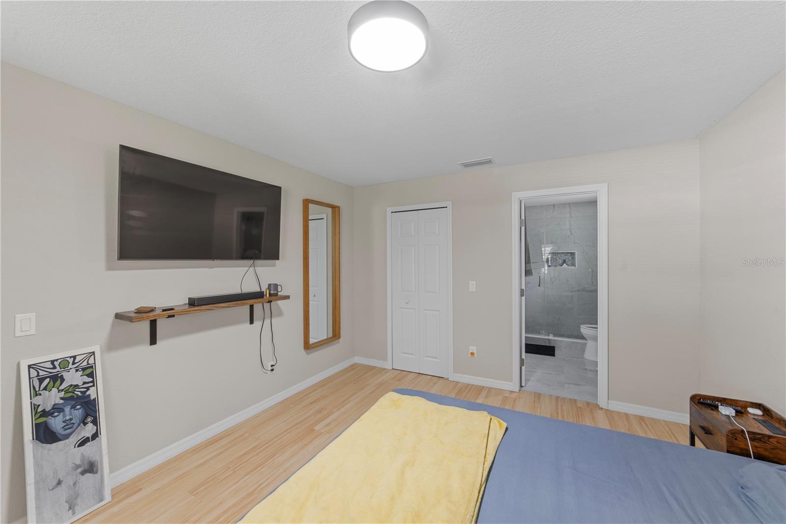 1003 RED OAK CIR