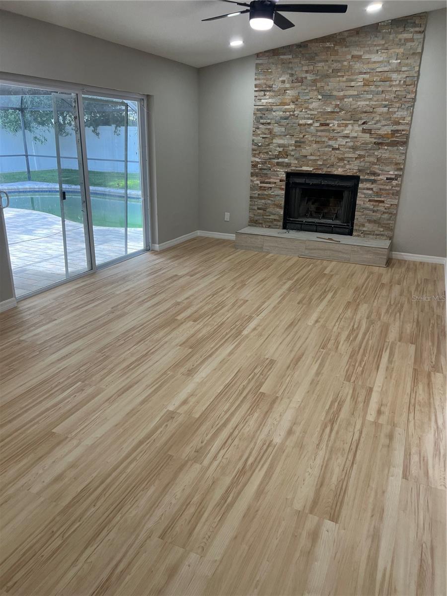 1003 RED OAK CIR