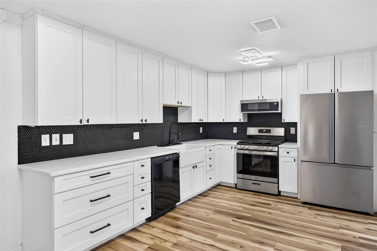 10521 LAKESIDE VISTA DR