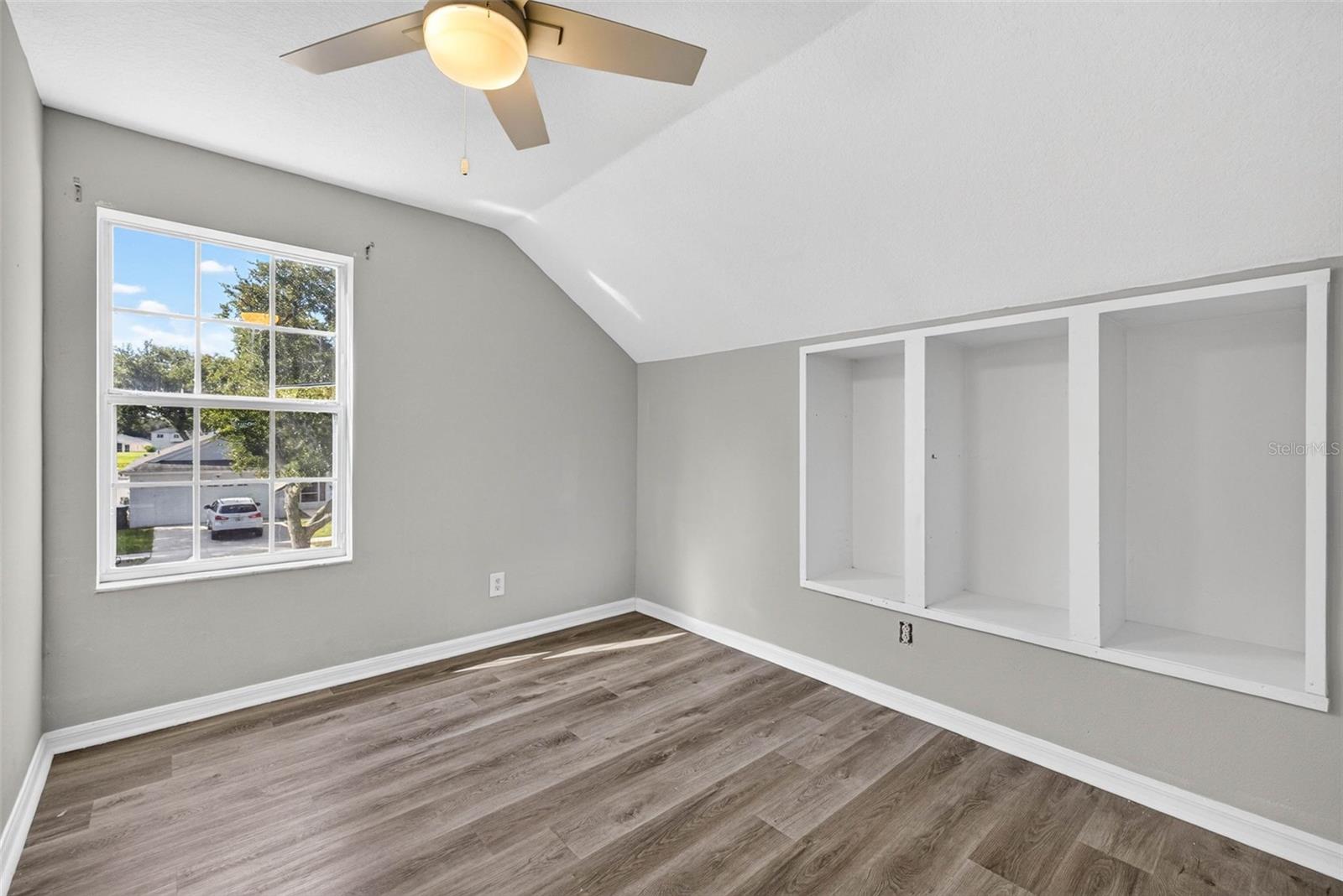 10521 LAKESIDE VISTA DR