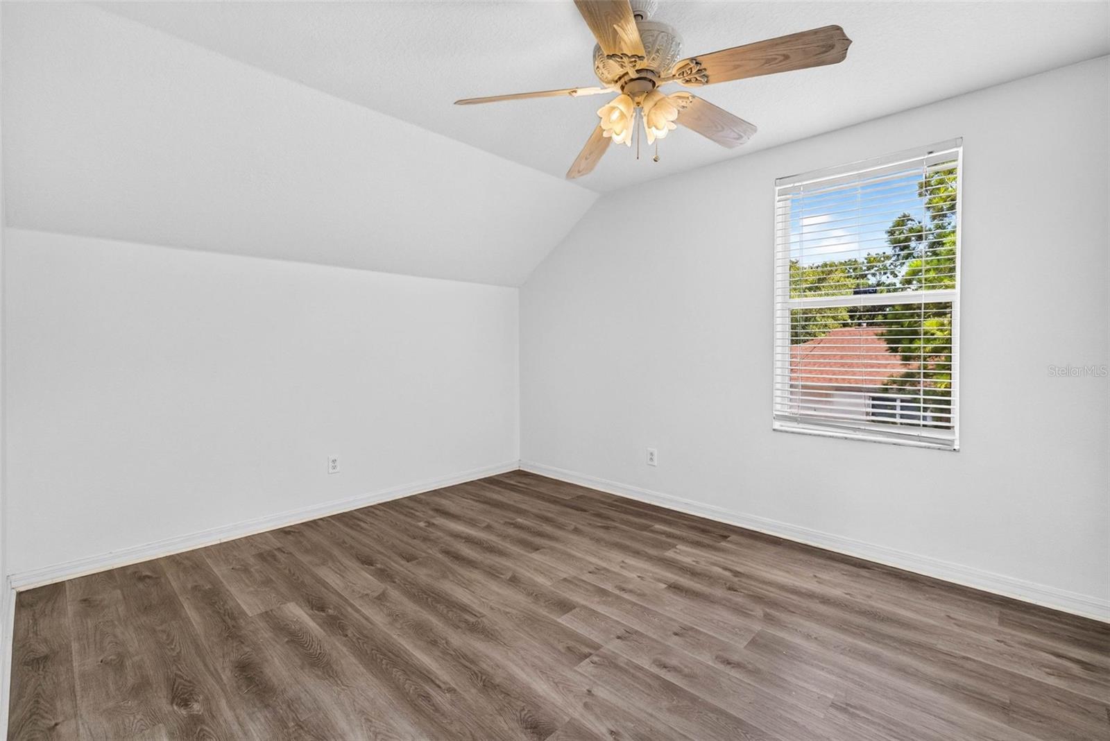 10521 LAKESIDE VISTA DR