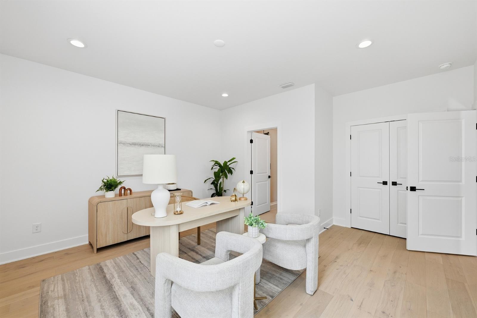 310 W COLUMBUS DR #4
