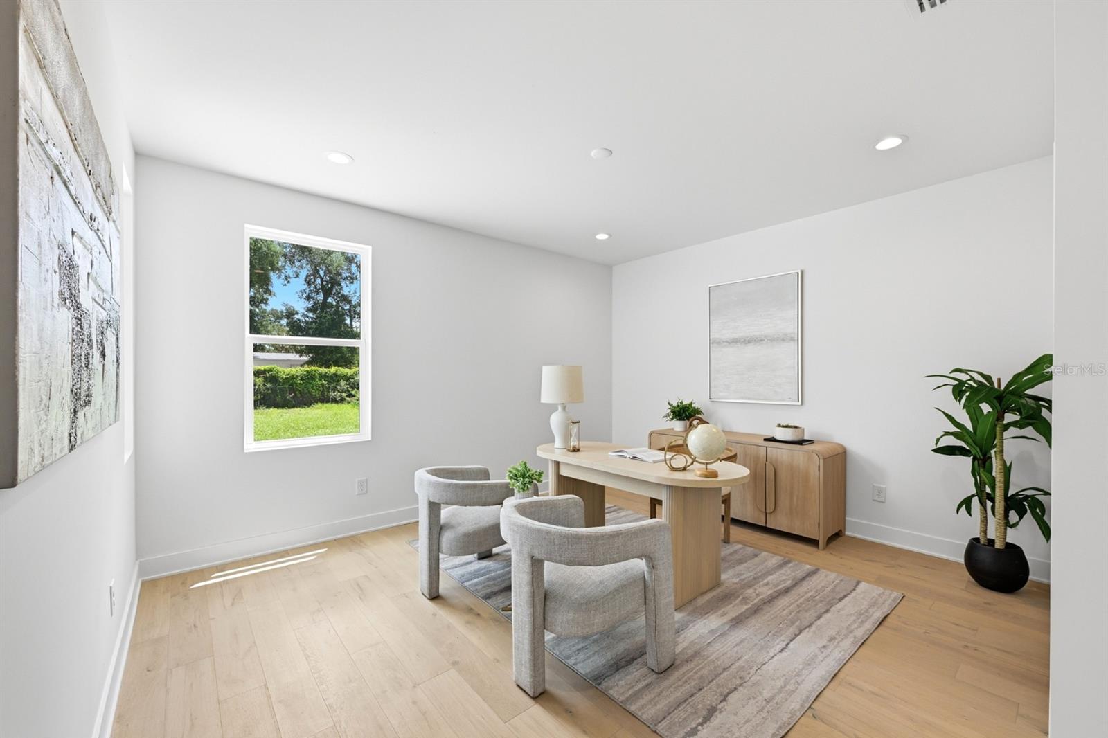 310 W COLUMBUS DR #4