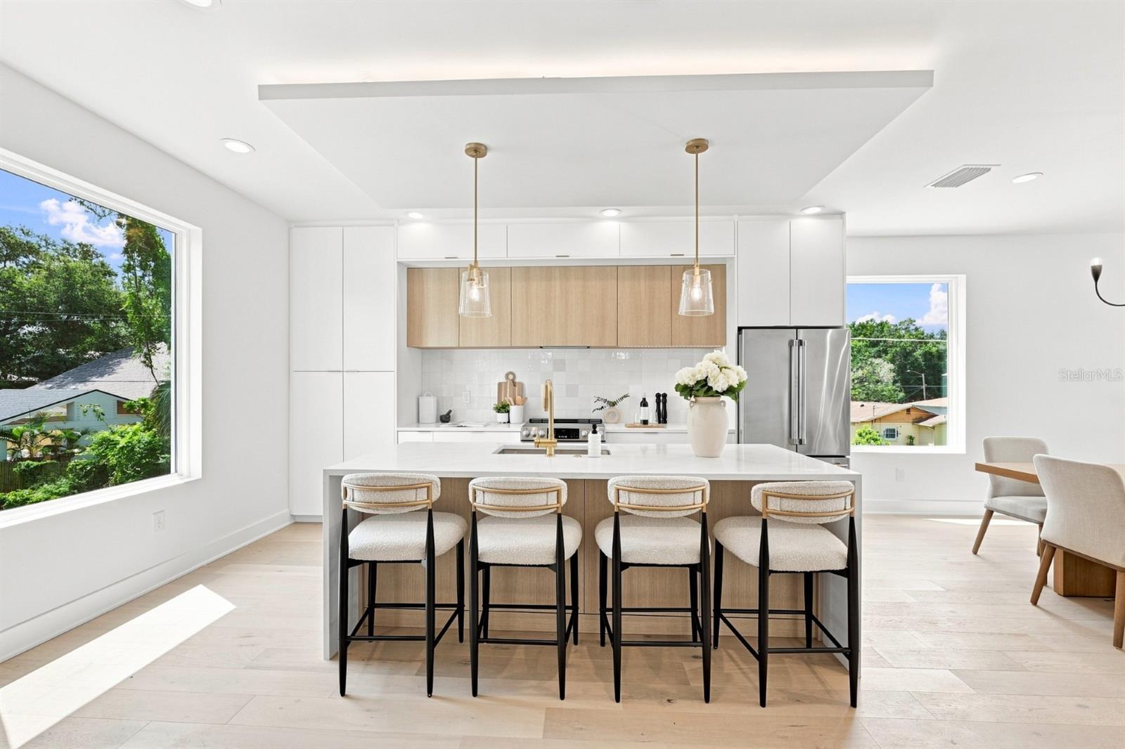 310 W COLUMBUS DR #4