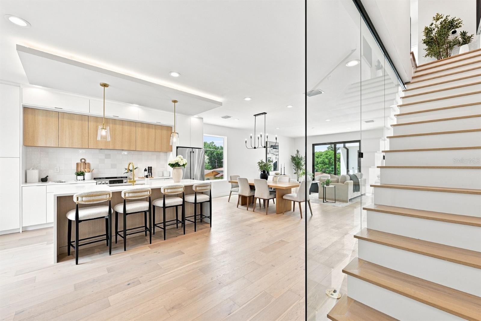 310 W COLUMBUS DR #4
