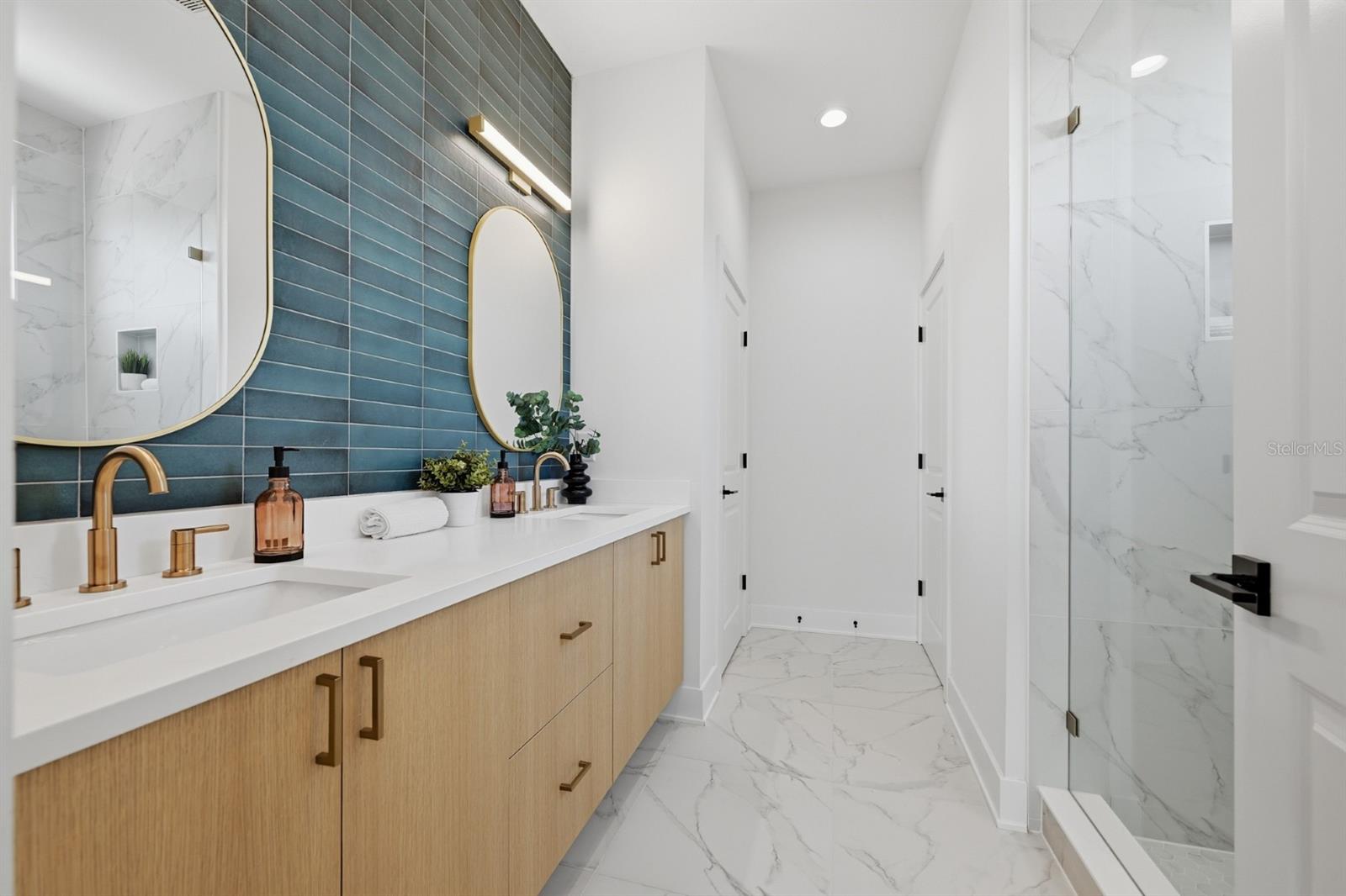 310 W COLUMBUS DR #4
