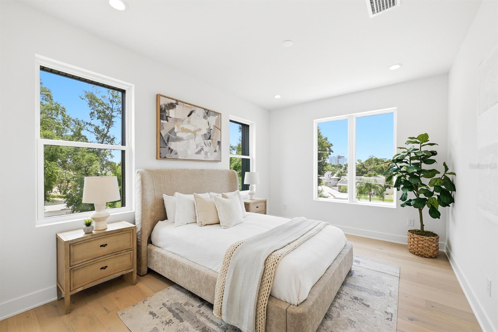 310 W COLUMBUS DR #4