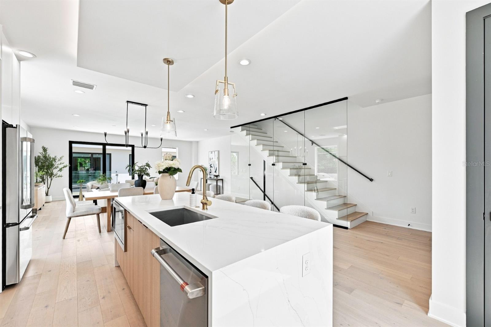 310 W COLUMBUS DR #8