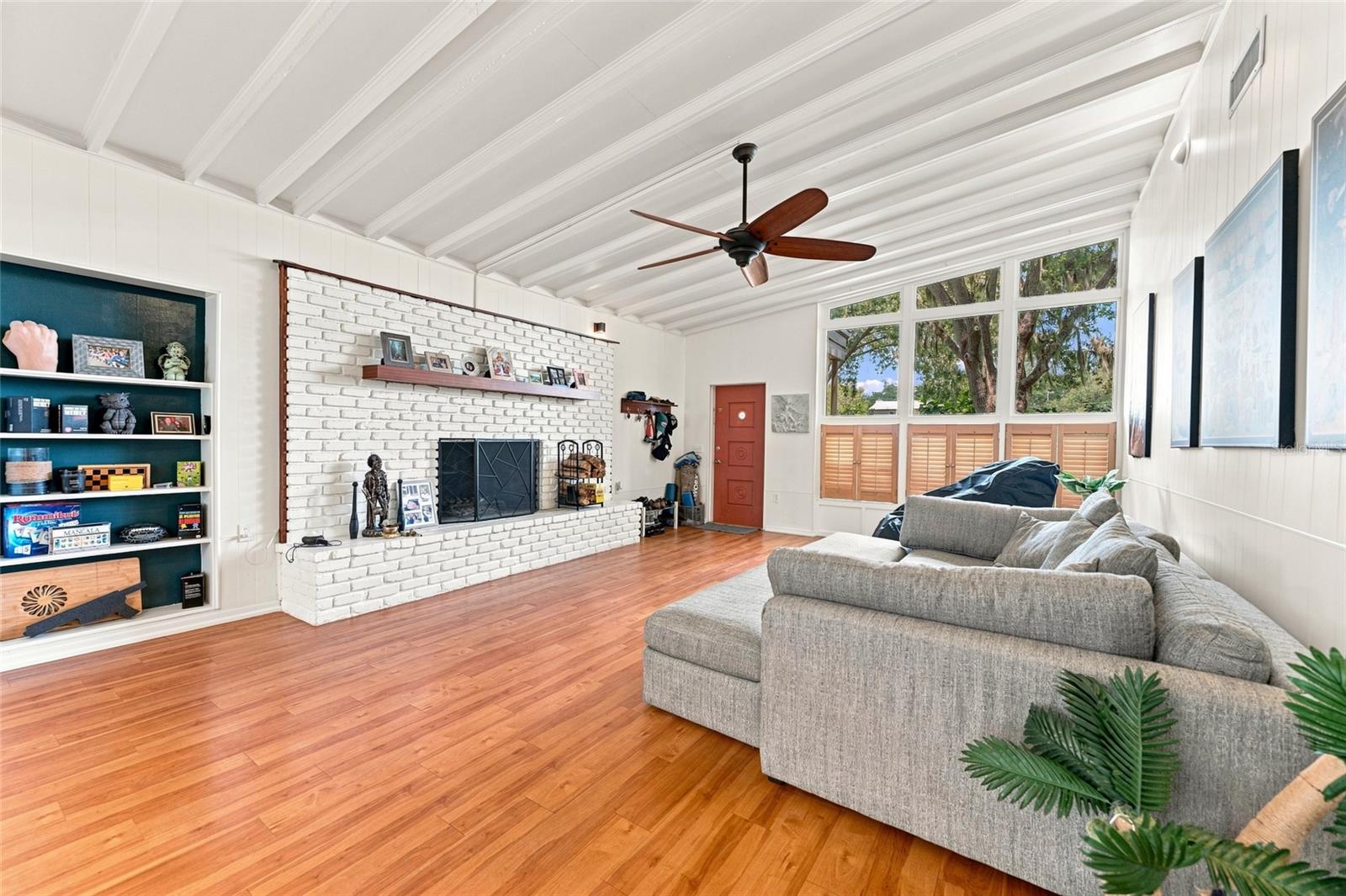 809 E RIVER DR