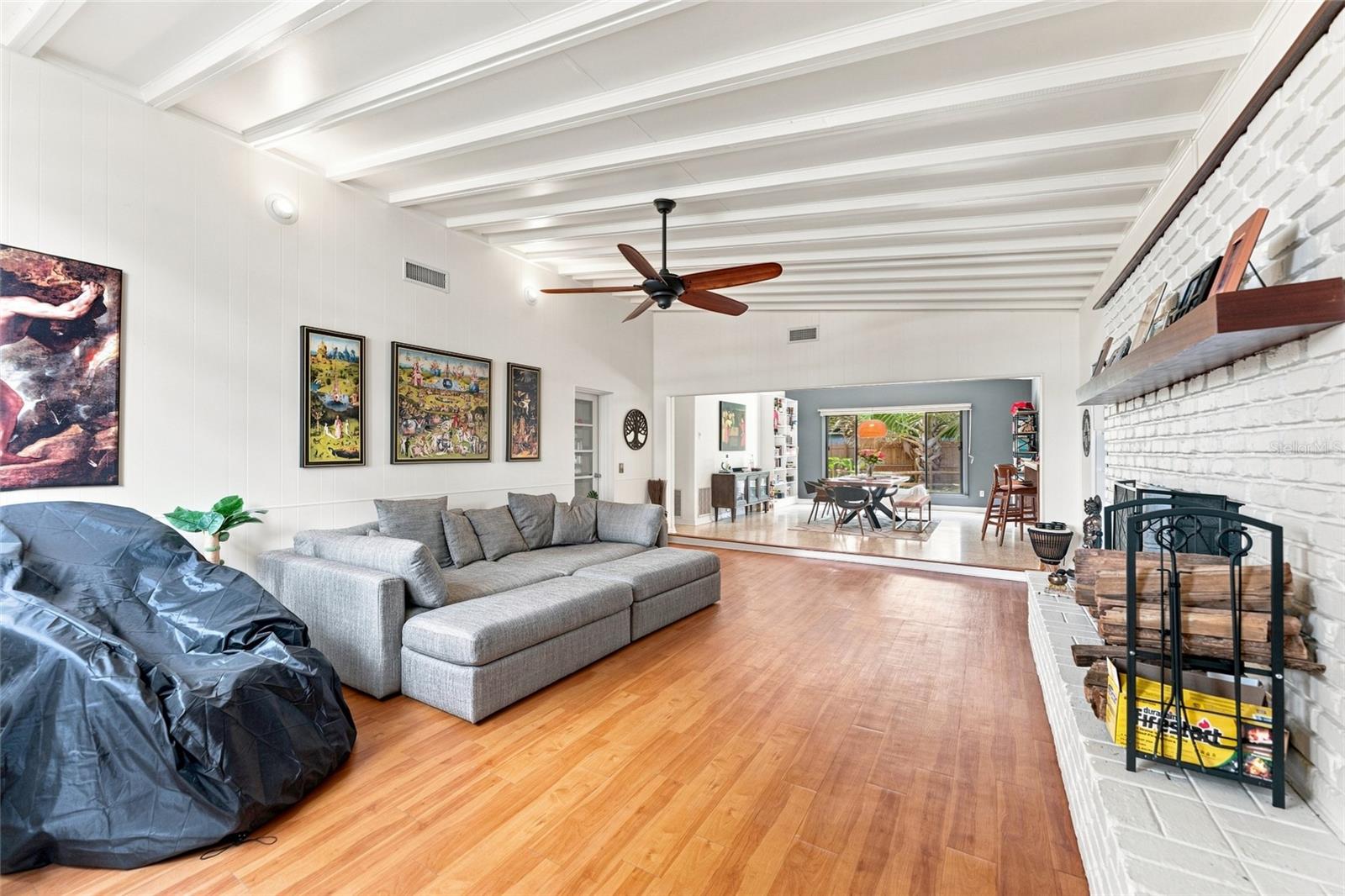 809 E RIVER DR