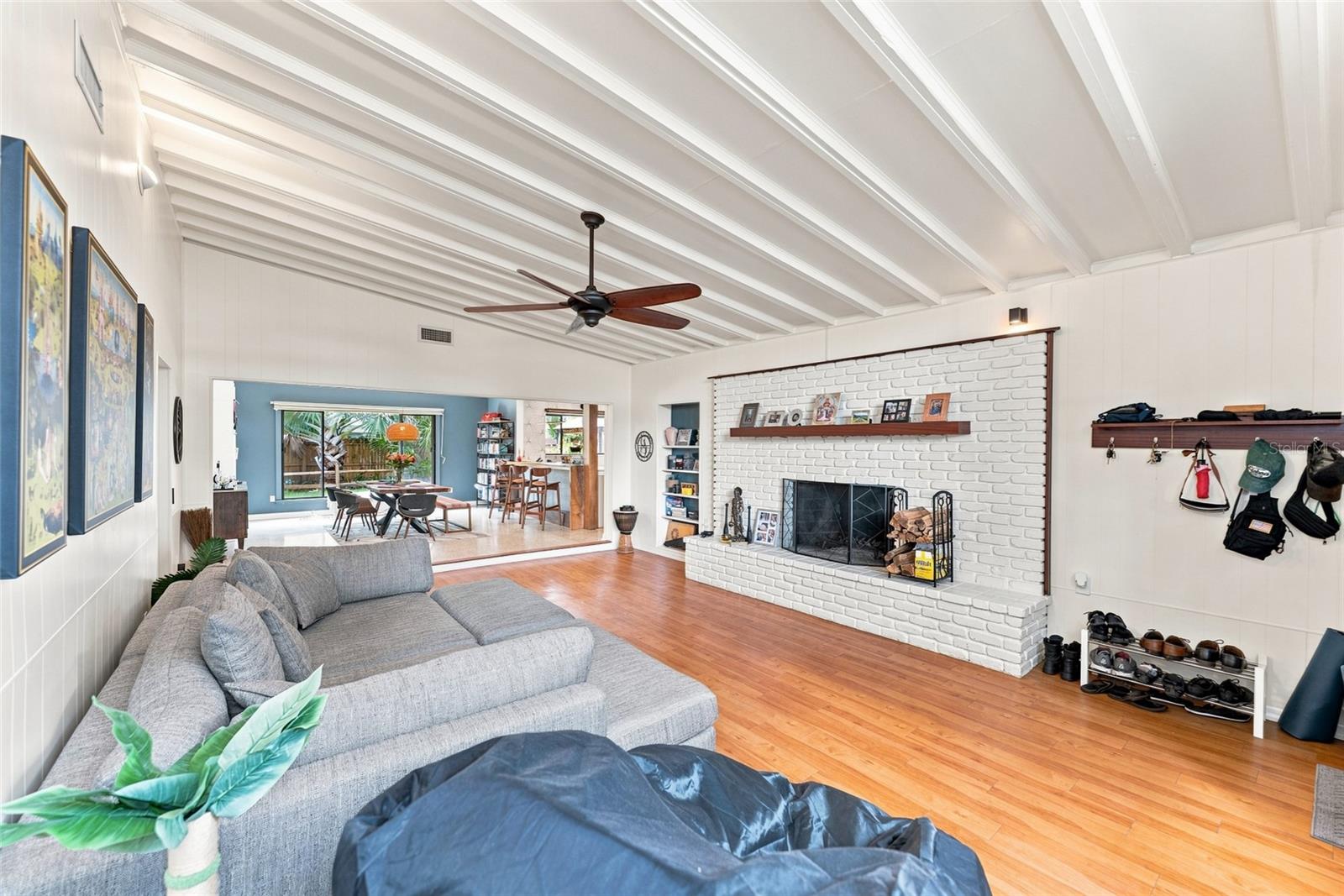 809 E RIVER DR