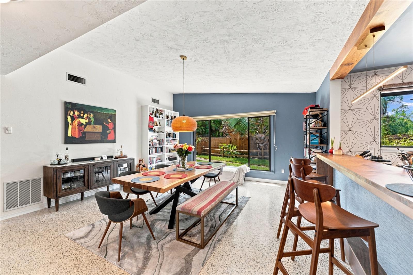 809 E RIVER DR