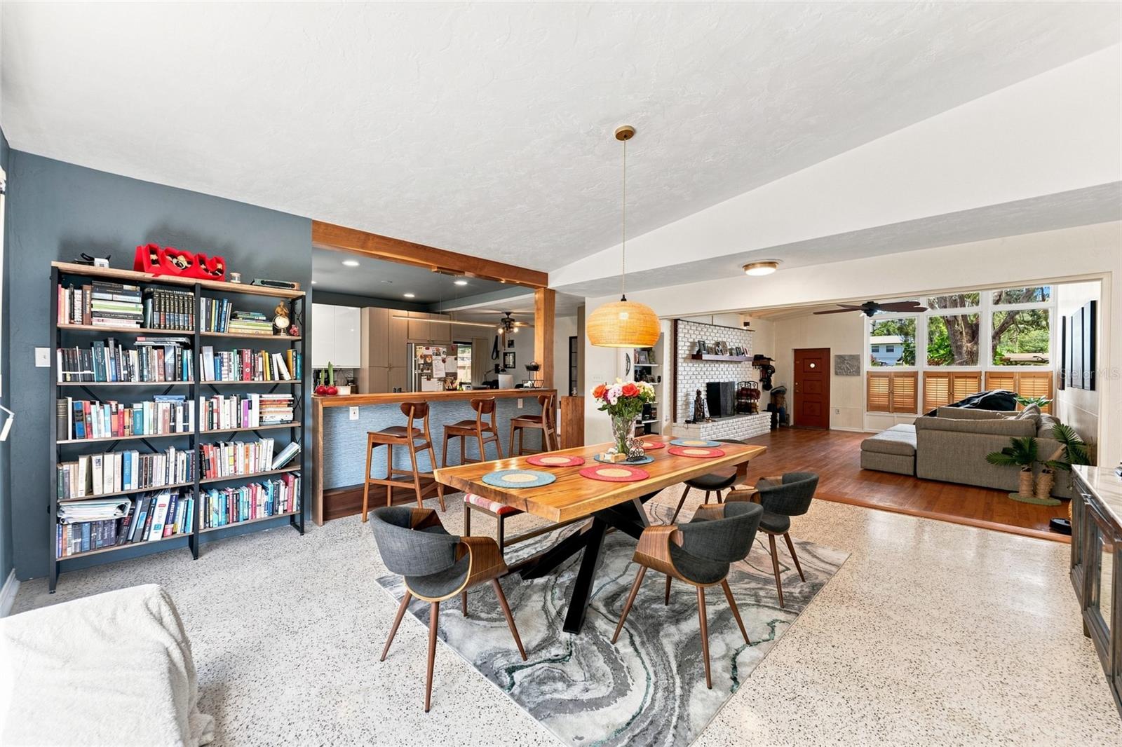 809 E RIVER DR