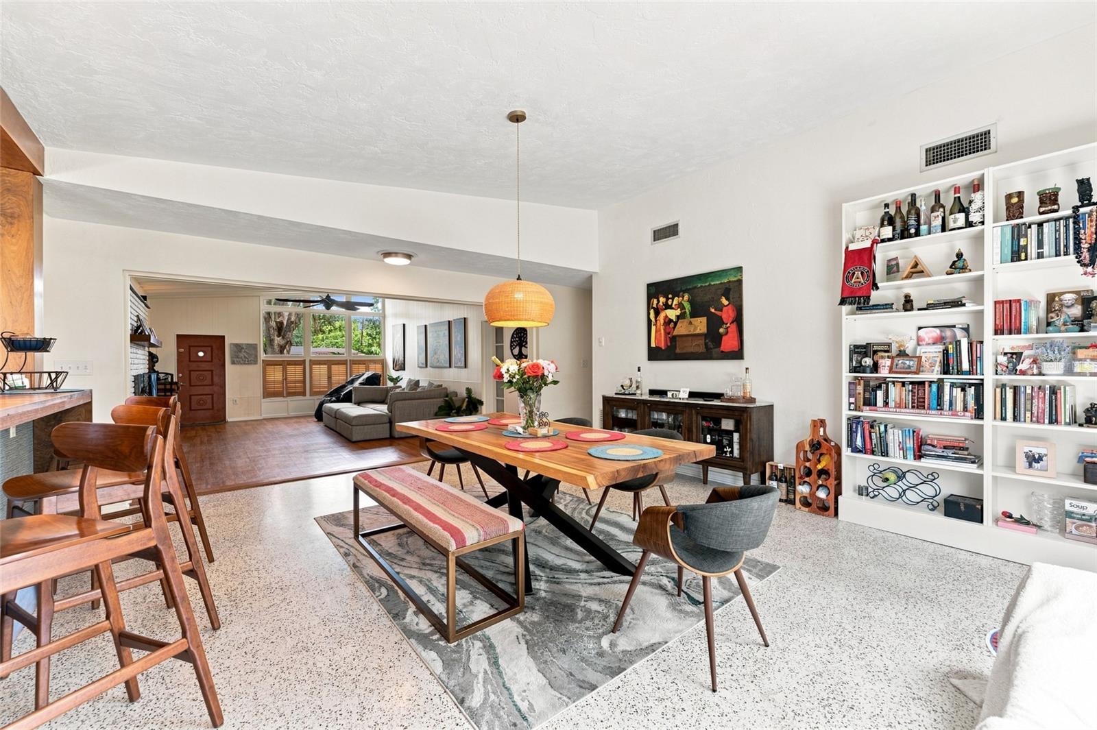809 E RIVER DR