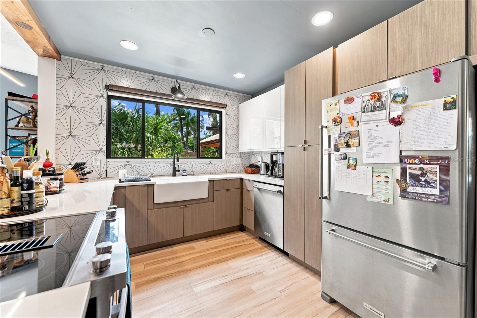 809 E RIVER DR