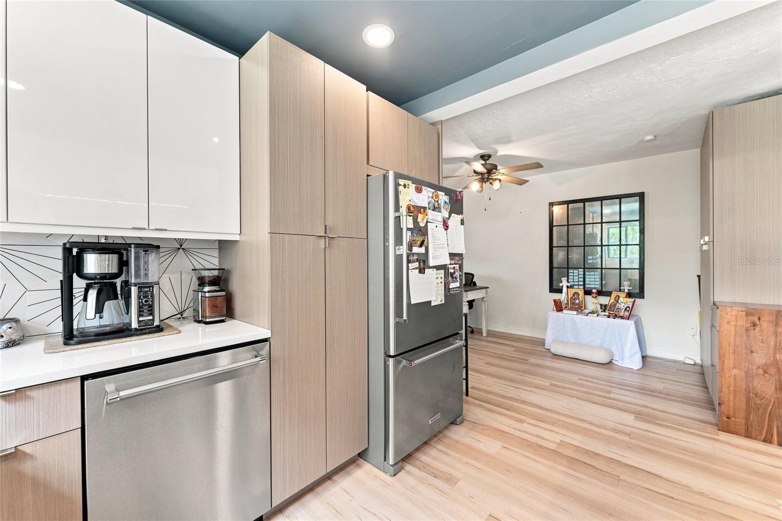 809 E RIVER DR