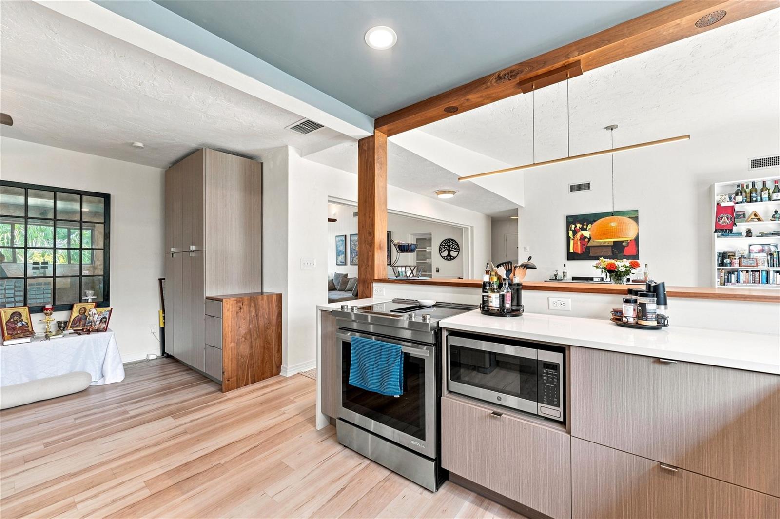 809 E RIVER DR
