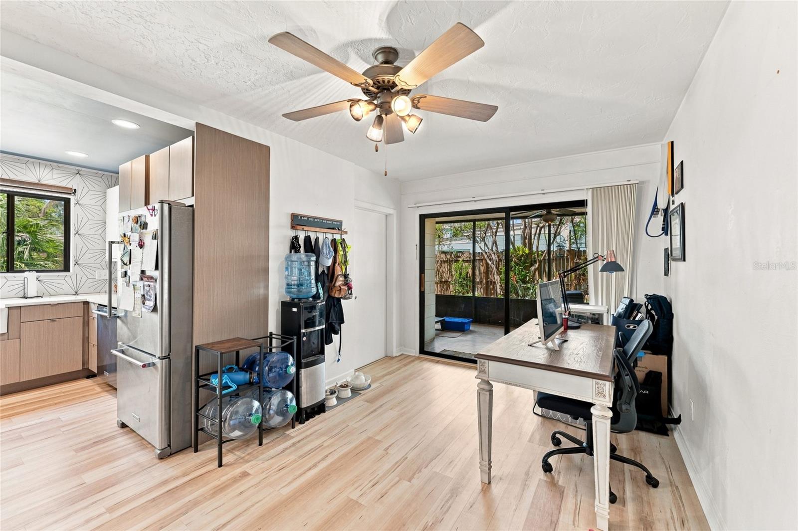 809 E RIVER DR