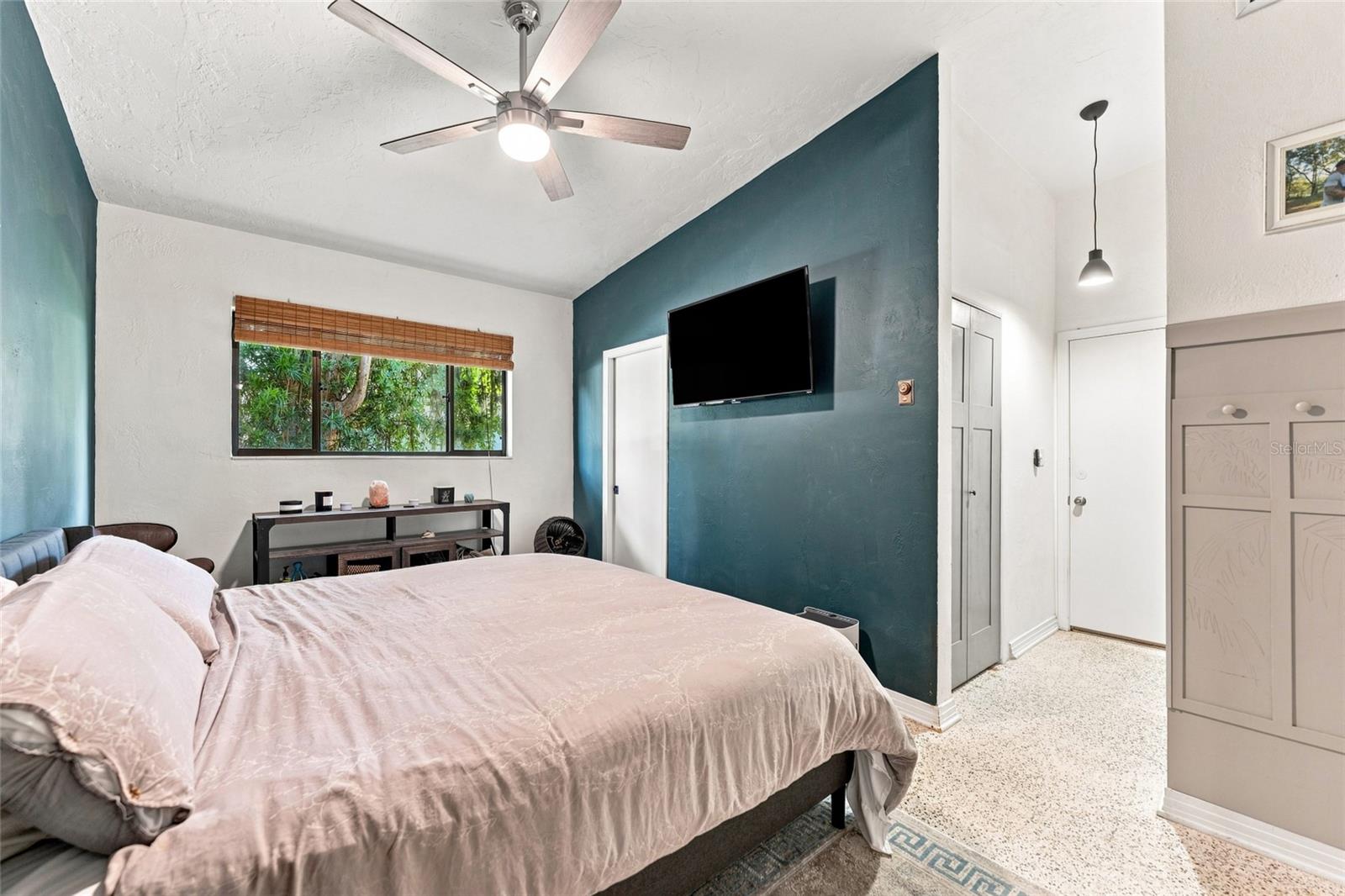 809 E RIVER DR