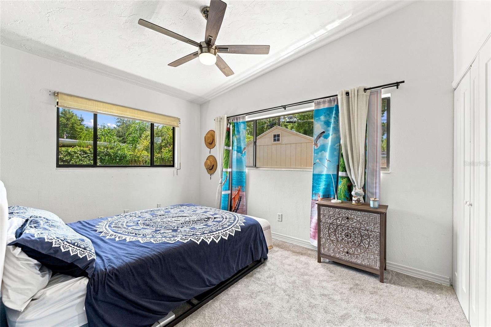 809 E RIVER DR